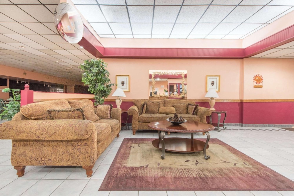 Lawton Vacations - Castle Inn  Suites - Property Image 2