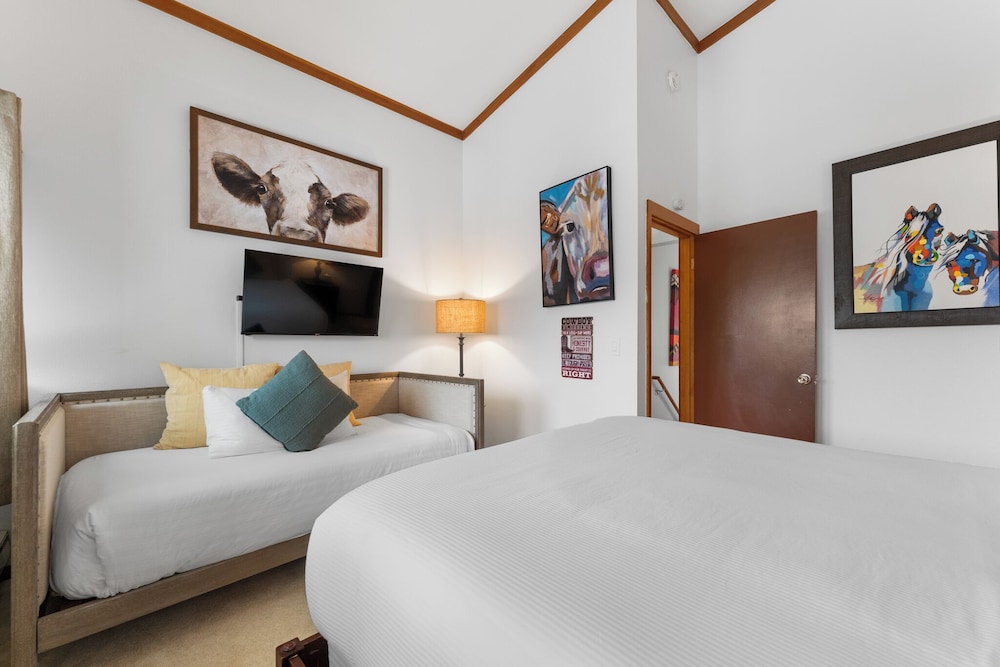 Tennis Townhome #1327 : 2, 225