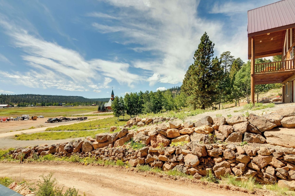 Pet-friendly Apt in Duck Creek Village w/ Mtn View