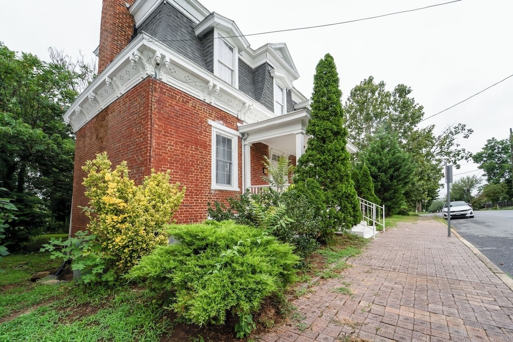 Central 4BR Historic Gem Near Colleges
