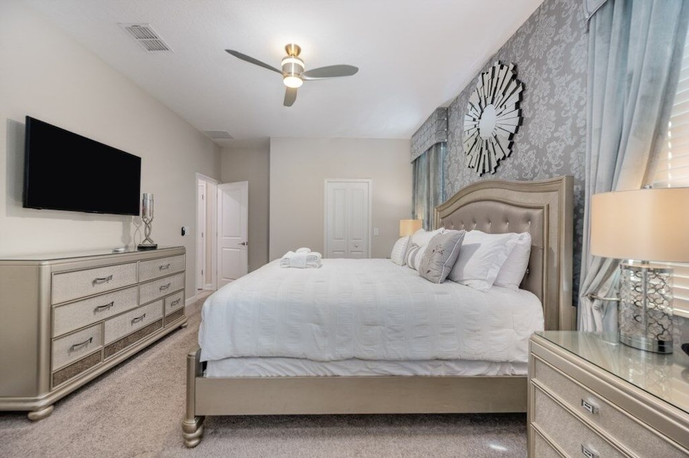 9 Bed Pool, Spa, Movie Room & Game Room! 9 Bedroom Home by RedAwning