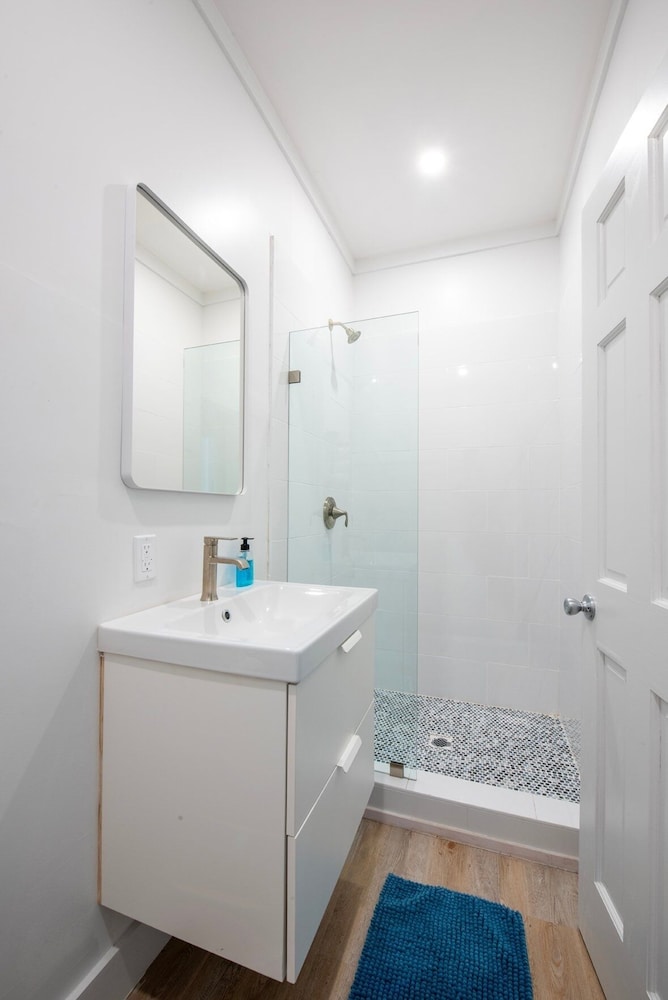 Laughing Bird Studio #7 - Brand New Stylish Apartment, Pool, Bea 1 Bedroom Condo, photo 7
