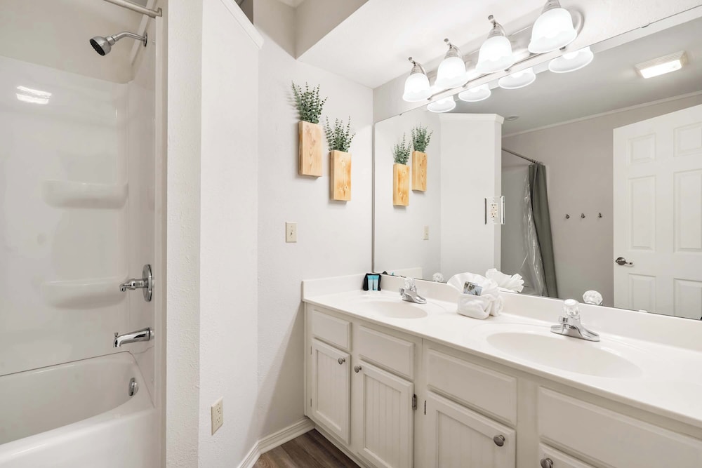 Ozark Mountain Oasis For 7!