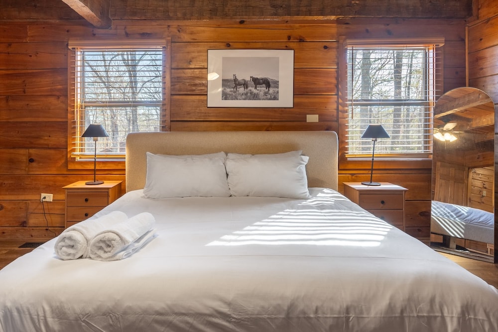Dudley II by Avantstay Game Room + Enclosed Deck w/ Hot Tub & Views Cozy view 4