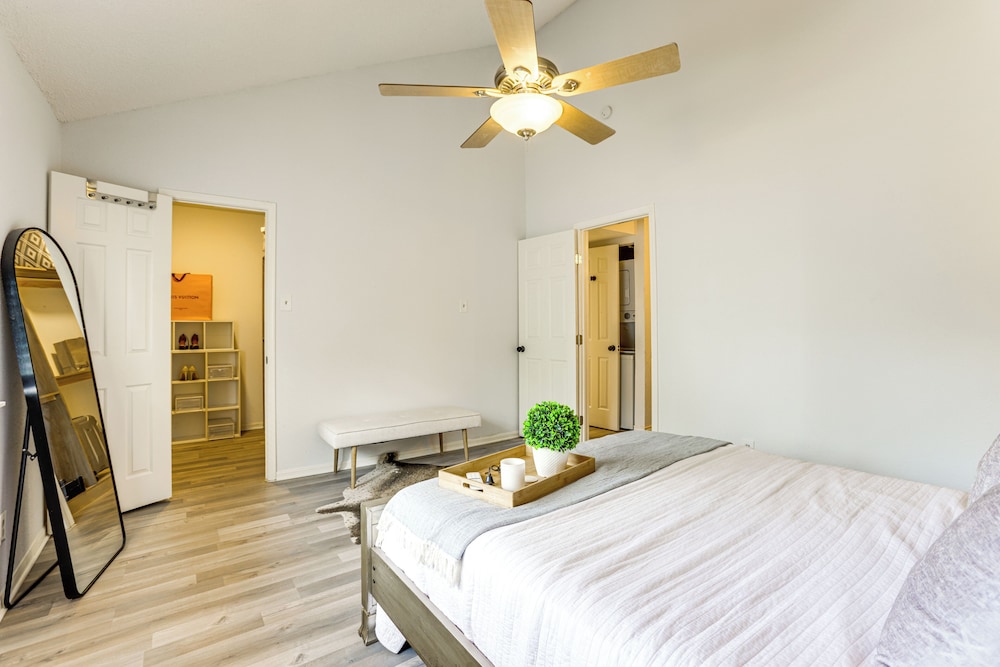 Pet-friendly Condo w/ Pool Access in Houston