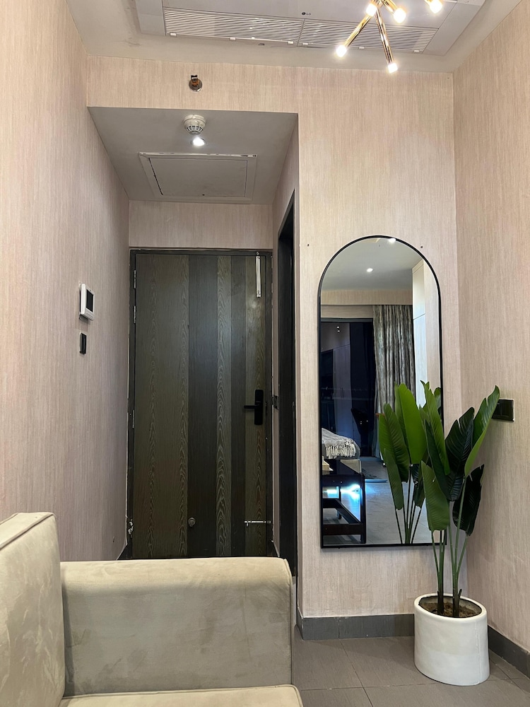 41 Floor River View - TheRoomeraStay