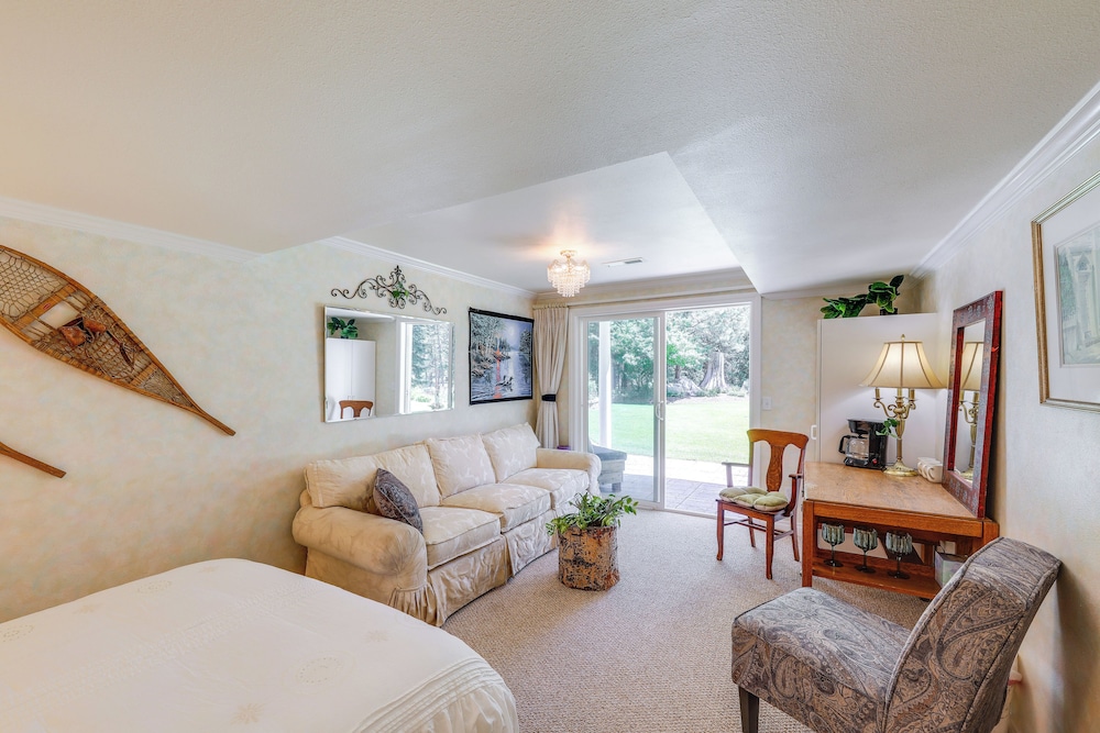 Walk to Happy's Inn & Lake Access: Libby Apartment