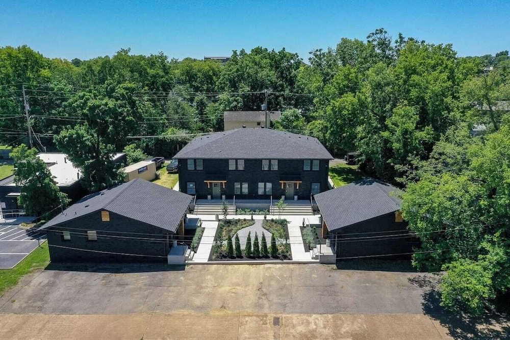 The Nomad: 4 1brs, 2 Studios 24-guest Retreat