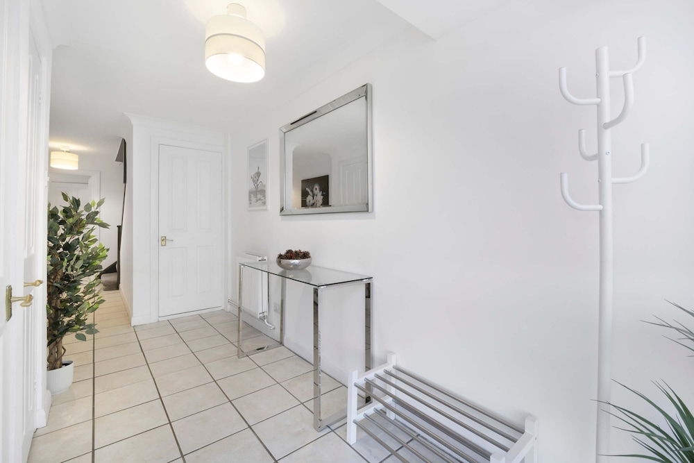 Elegant 4BR House Near City Centre Angus Suites