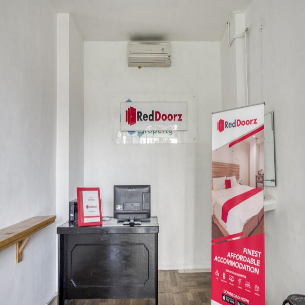 RedDoorz Apartment @ Green Bay Pluit view 3