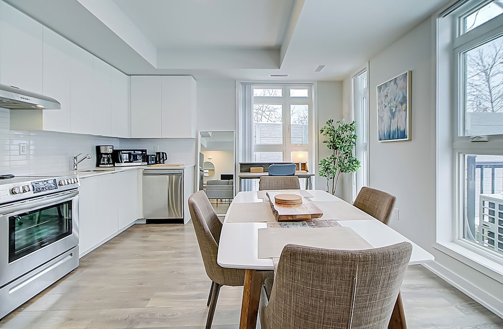 Modern 3BR Retreat Near Yorkdale Mall