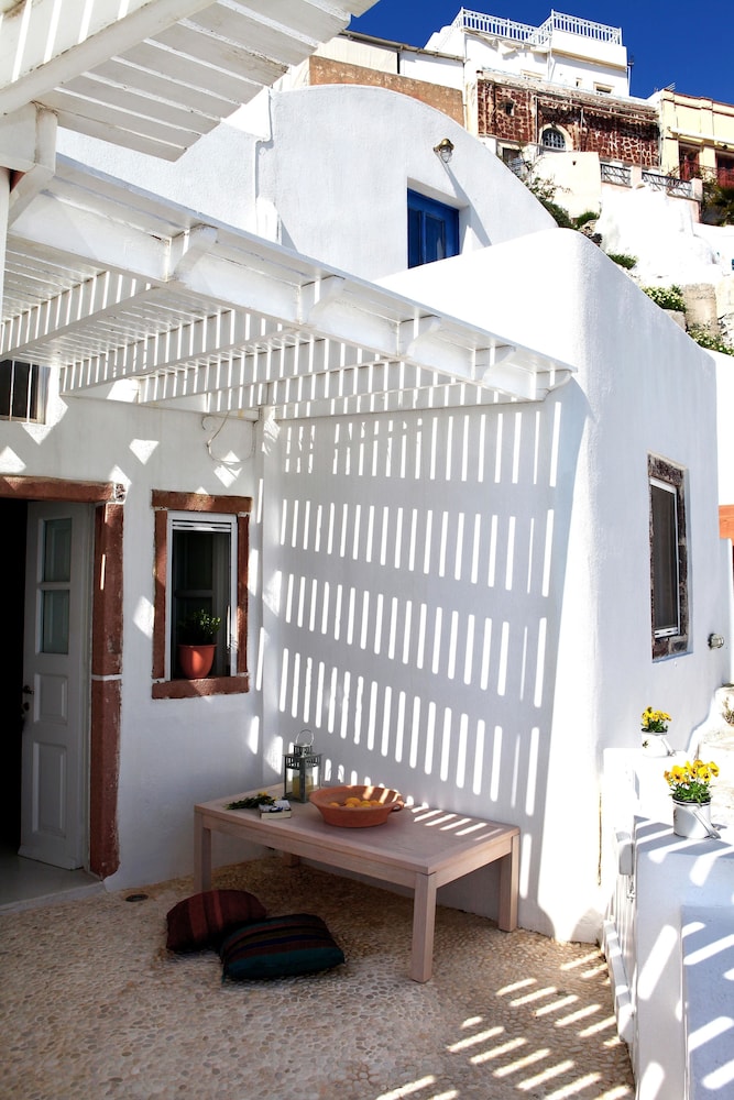 Menias Cave House