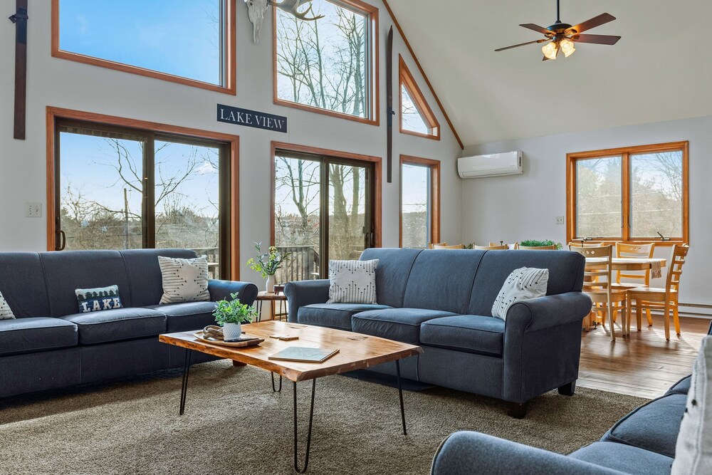 Lake View Chalet by Avantstay Lake Access Deck