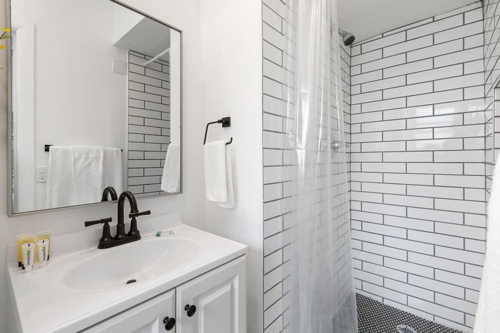 Charming 2 Bedroom Apartment in Victoria Park