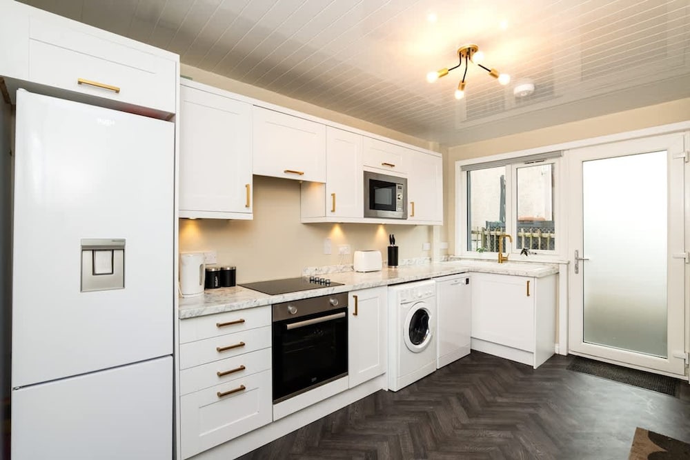 3 Bed House With Driveway
