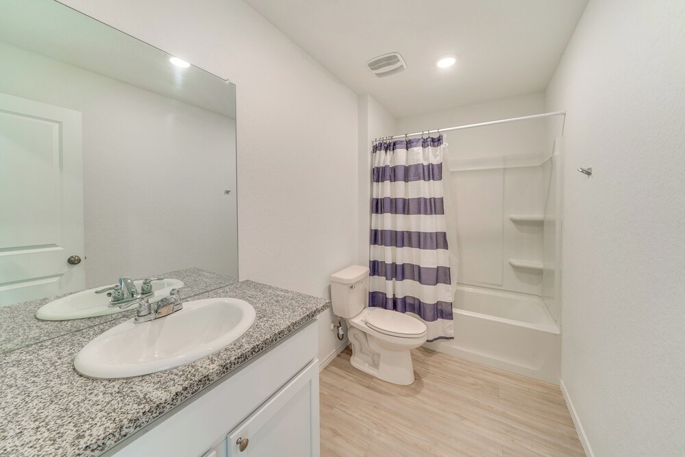 7 Mi to Alamo Ranch Mall: Home w/ Large Yard!