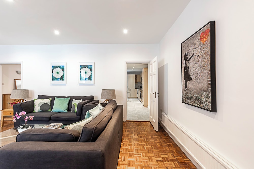 Charming Kensington Apartment