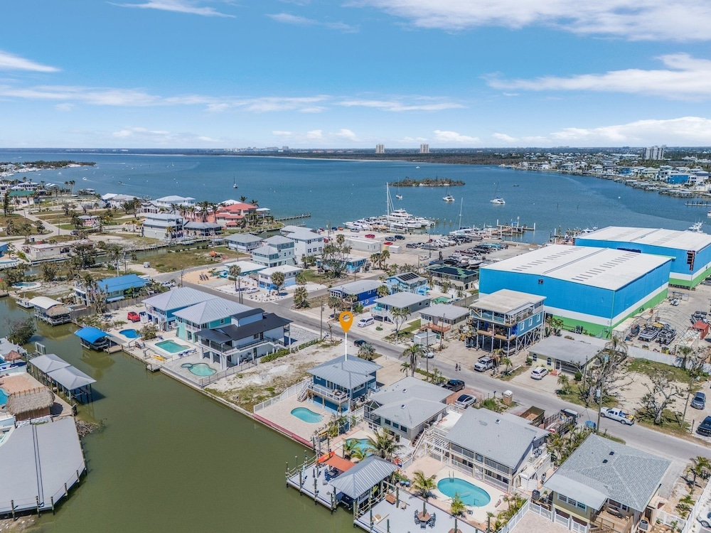 920 Bay Breeze Bungalow: Stunning Bay View Home W/ Heated Pool! 2 Bedroom Home