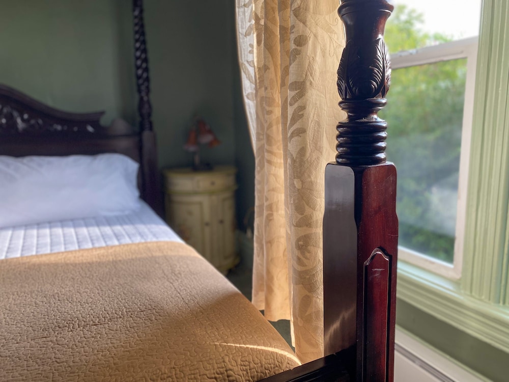 Upstairs at Thevictorian - Lush Walkable and Dog-friendly Retreat - Steps From Downtown Bellingham