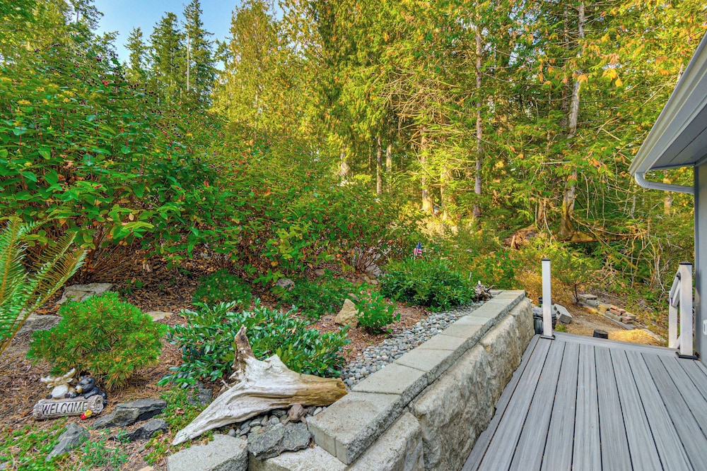 Outdoor Kitchen & Canal Views: Cabin in Quilcene!