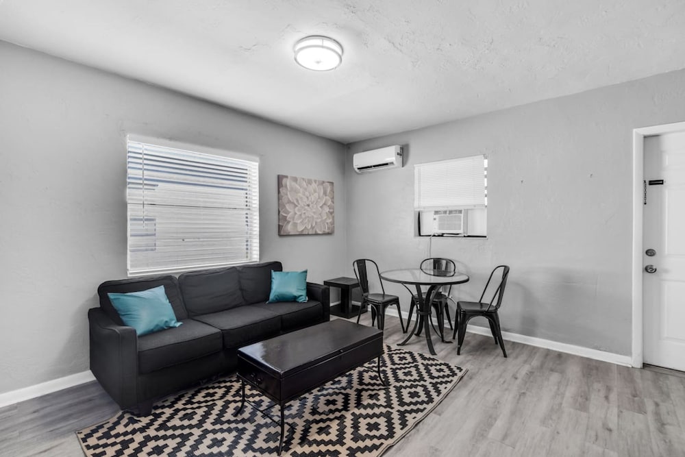 Triplex With 3 Bedrooms 6 Min Beach Free Parking