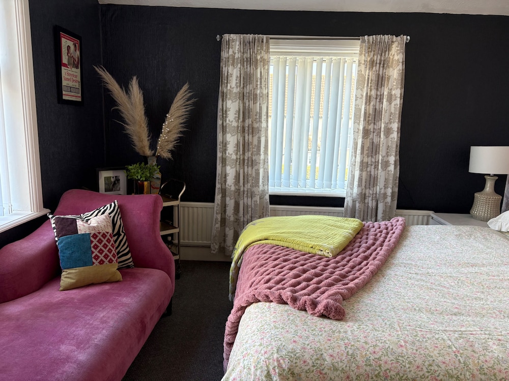 10 Guests - 5 Bedrooms - Free Parking - Petok