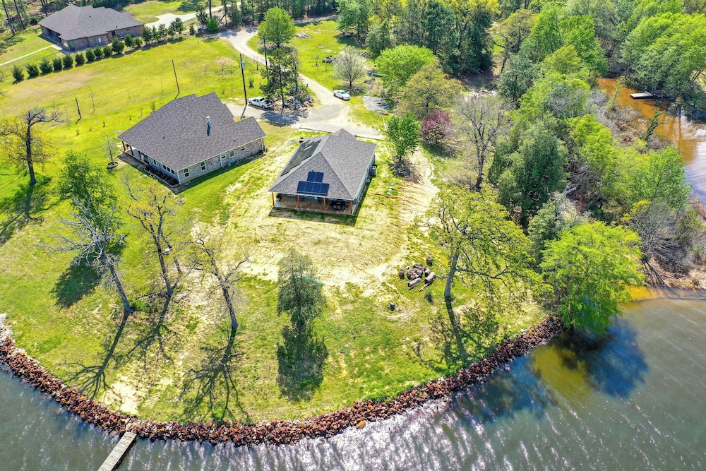 Lake Palestine Vacation Rental - Steps to Water!