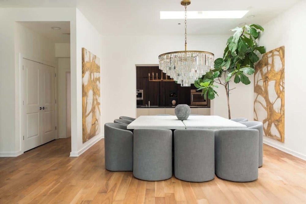 Luxury 4BD Gold Coast Penthouse With Deck Views