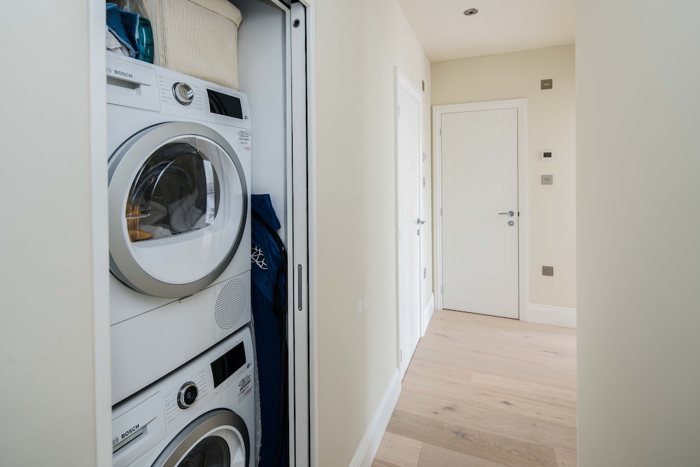 Stylish 2 Bedroom / 2 Bath In Notting Hill