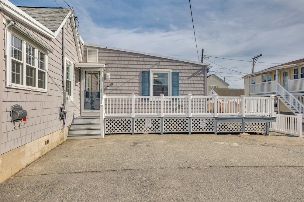 Near Beaches & Waterfront Dining: Home in Hampton!