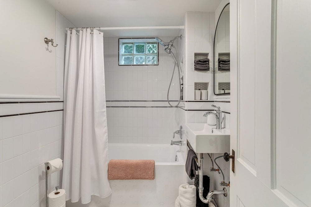 Walkable Apt w/ Off-street Parking in Cheesman!