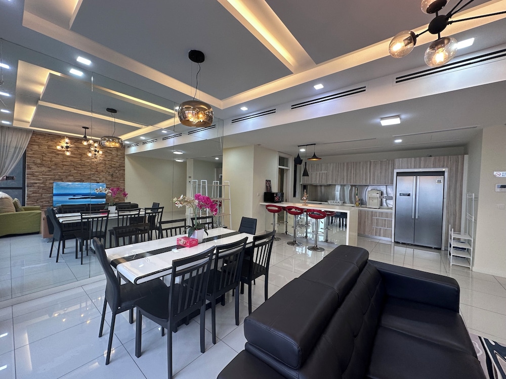 Skyline Luxe 4BR Retreat with En-suites
