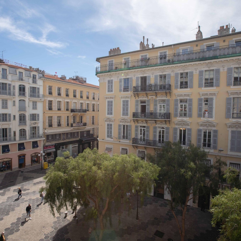 Le Magenta in Nice With 1 Bedrooms and 1 Bathrooms