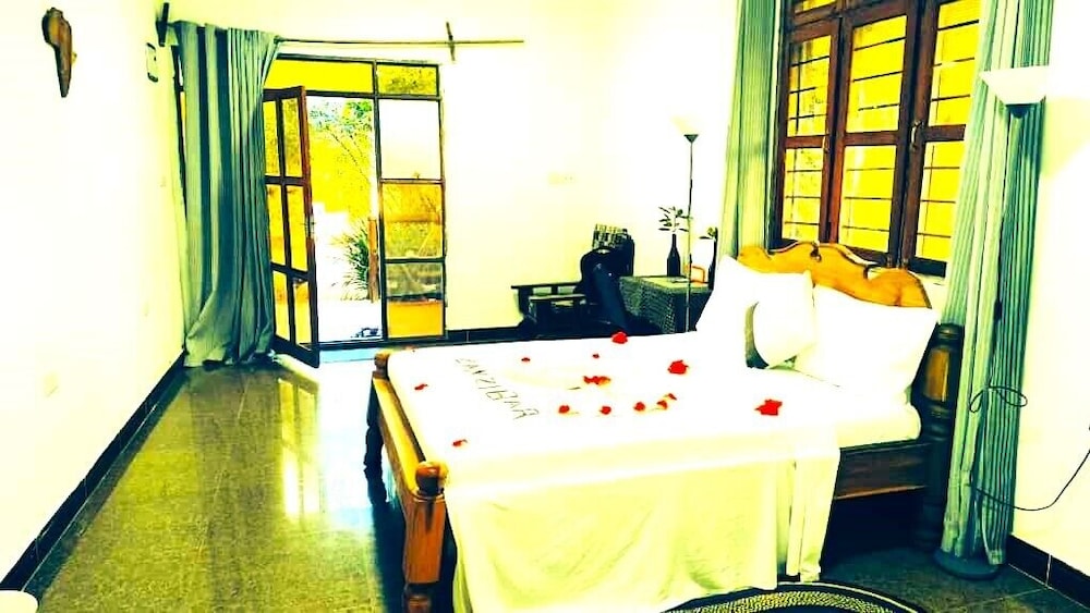 zanzllywood hotel and apartments