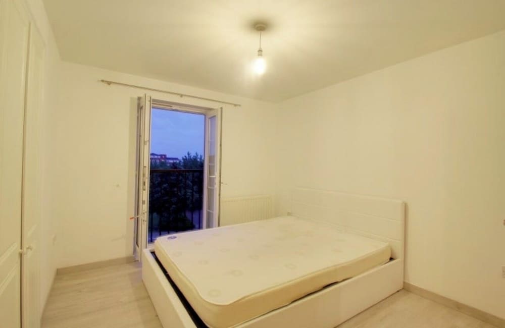 2 Double Bed Flat, En-suite, Top Floor, With Private Parking