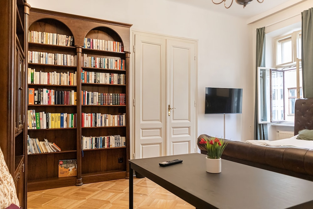 Spacious 4BR Apt Long Stay Friendly