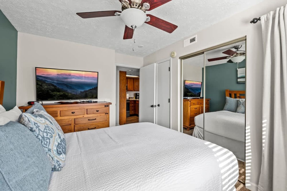 Sleeps 6 Mountain Views Shared Resort Amenities