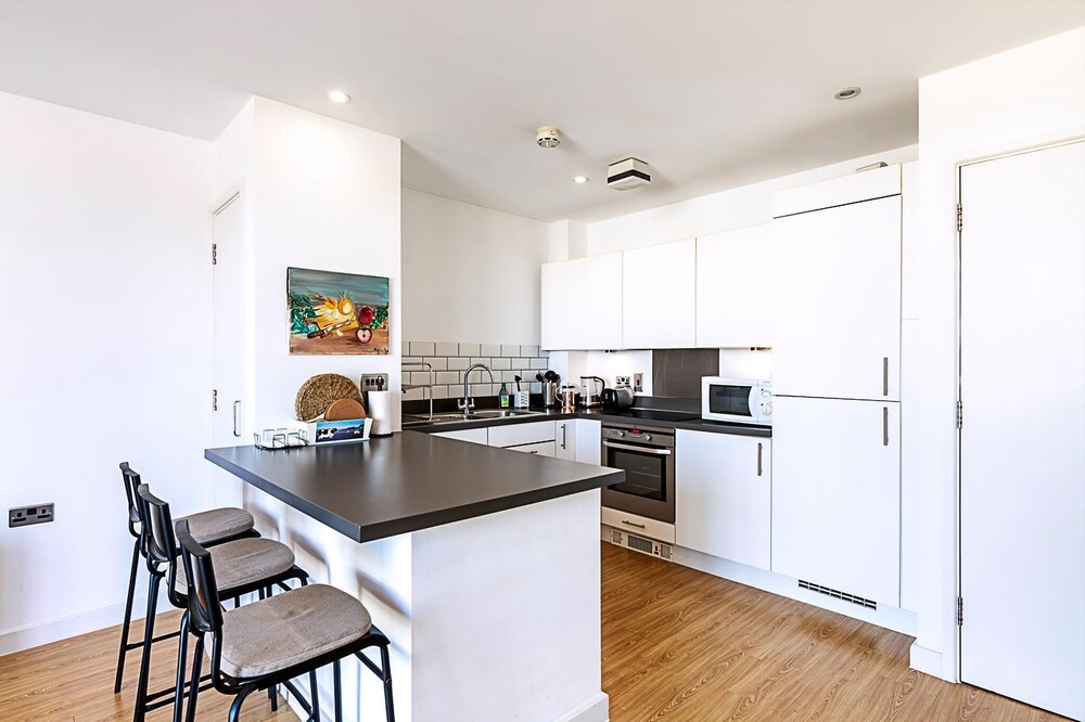 Bright Camden Retreat With Balcony
