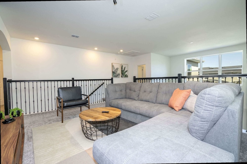 Themed 5Bd Family Villa w Pool Spa Near Disney