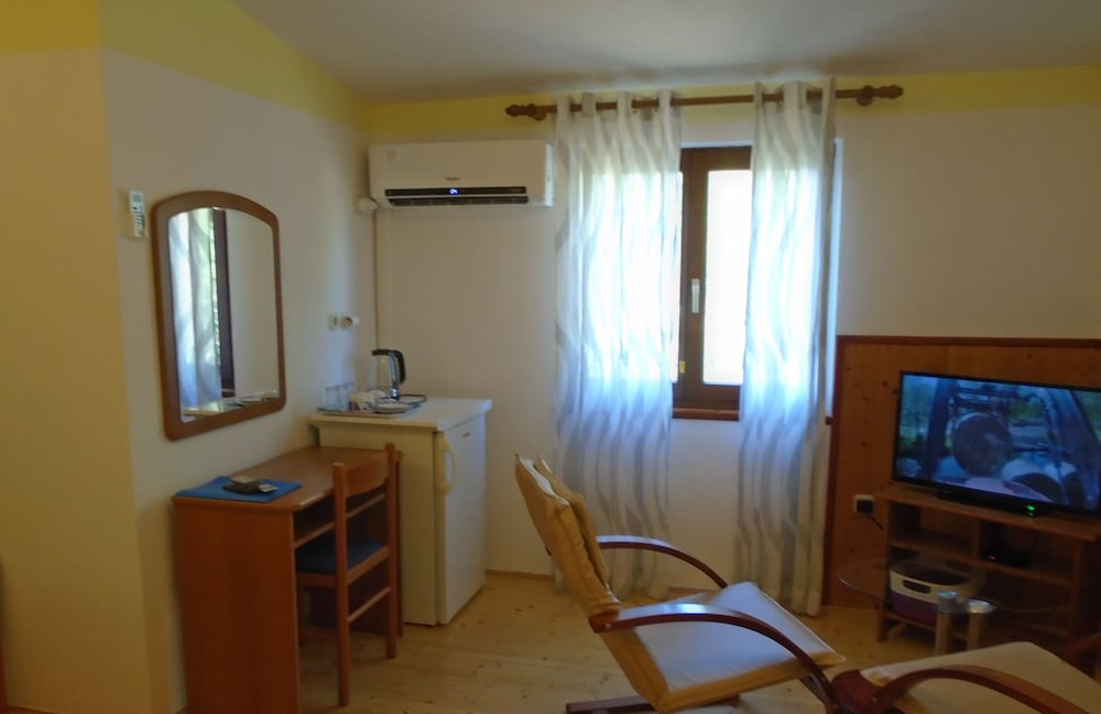 ROOMS MATEA PULA