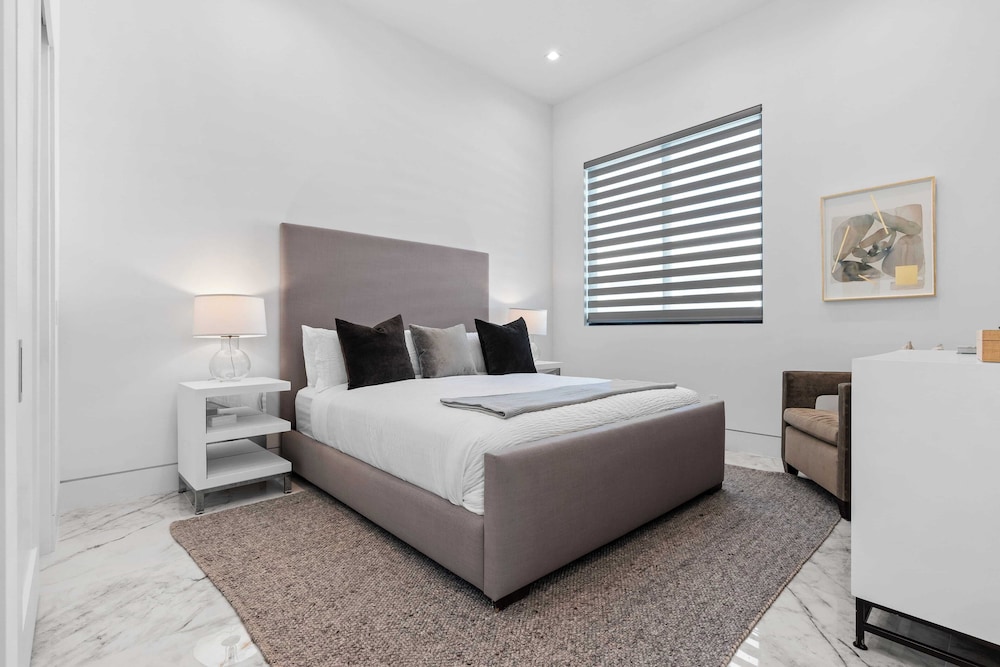 Fine Luxe Retreat w/ Pool & Hot Tub Bravo Villa #15 by Avantstay