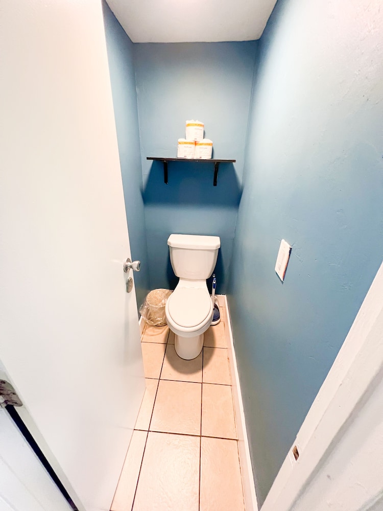 International Travelers House Hostel \- Downtown San Diego Little Italy.
