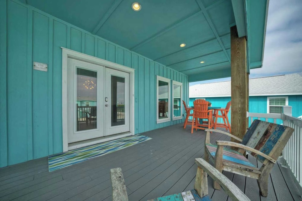 Sleeps 21, 2 Homes 2 Private Pools, Fire Pit, Swing Bar Walk to the Beach