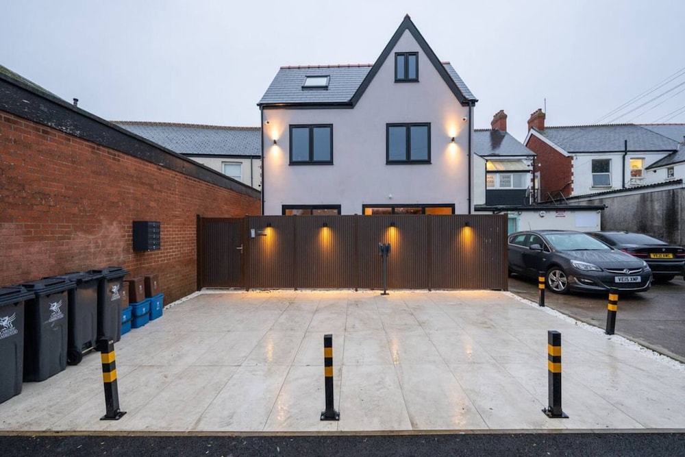 Luxurious 2 Bed Central Cardiff Free EV Charge