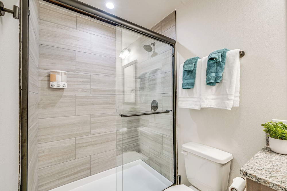 Private Hot Tub: Newly Built Fraser Townhome