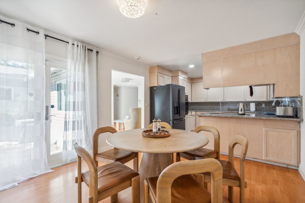 Spacious Mountain View Duplex In Prime Location 3 Bedroom Duplex