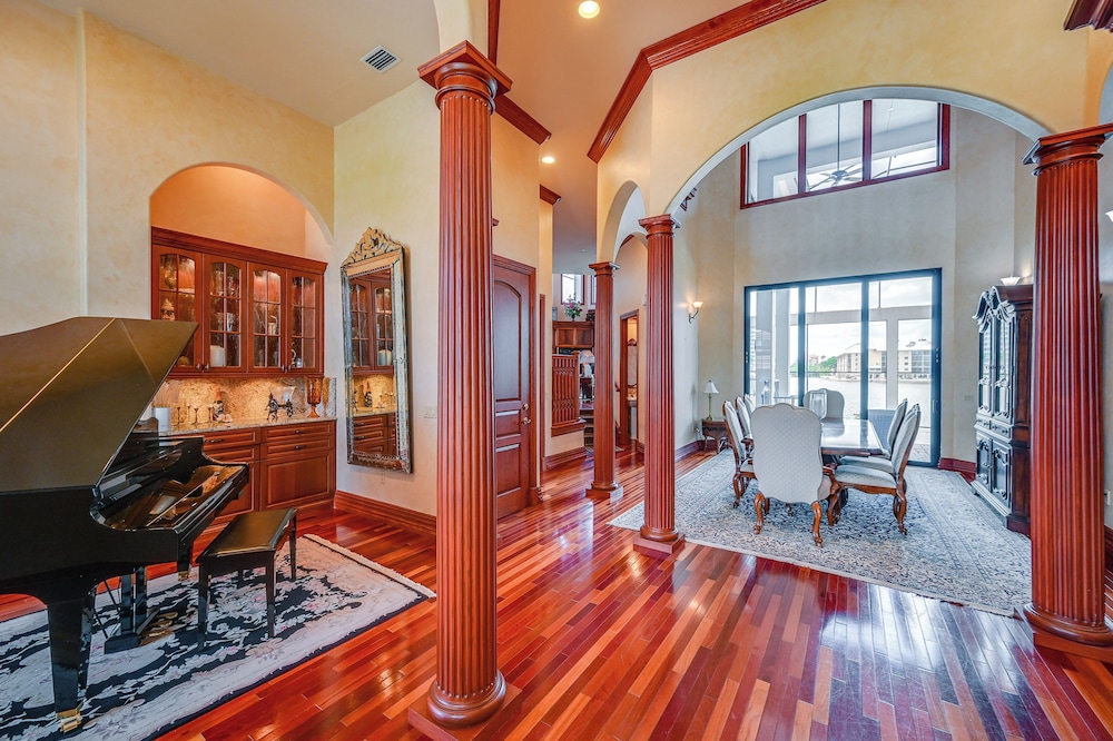 Waterfront Stunner: Effortless Elegance in Naples!