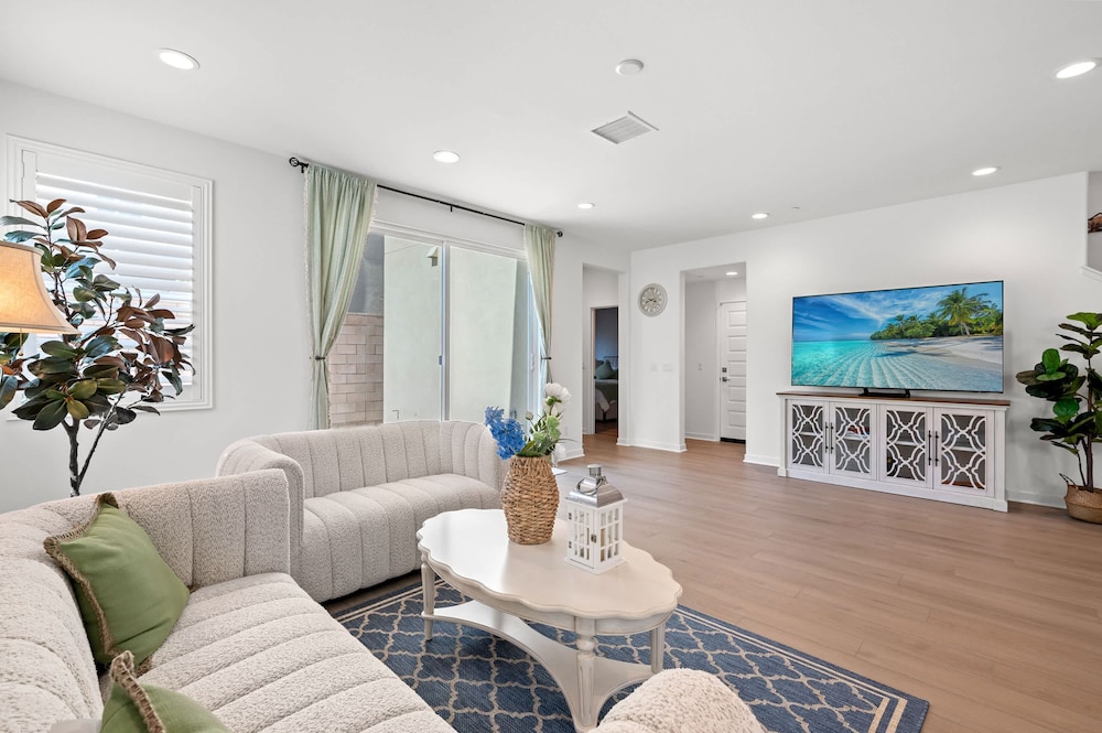 Spacious 5BR Getaway w Game Room Modern Comfort