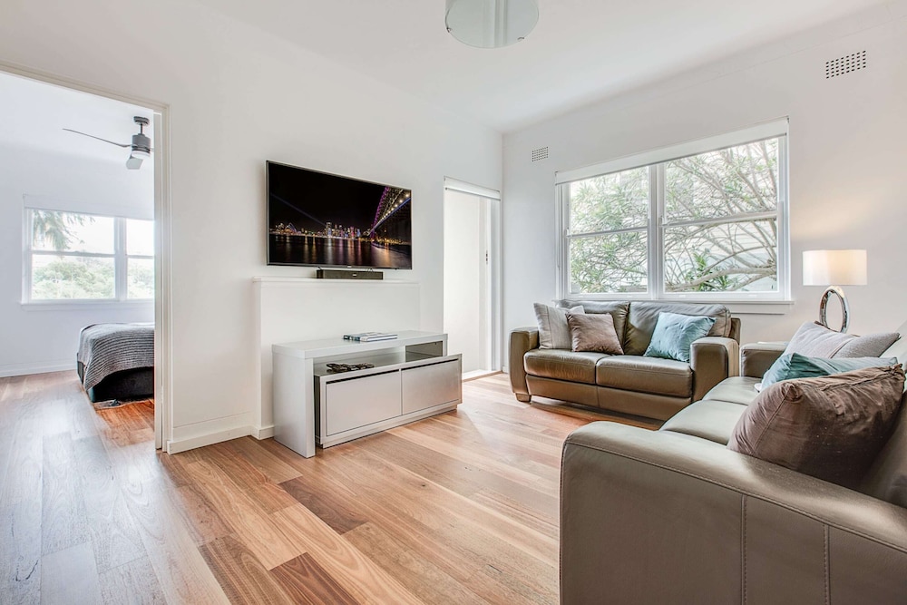 Art Deco 2-bed Close to City and Harbour