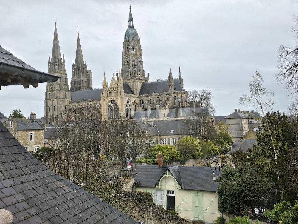 Castel Bayeux Guesthouse